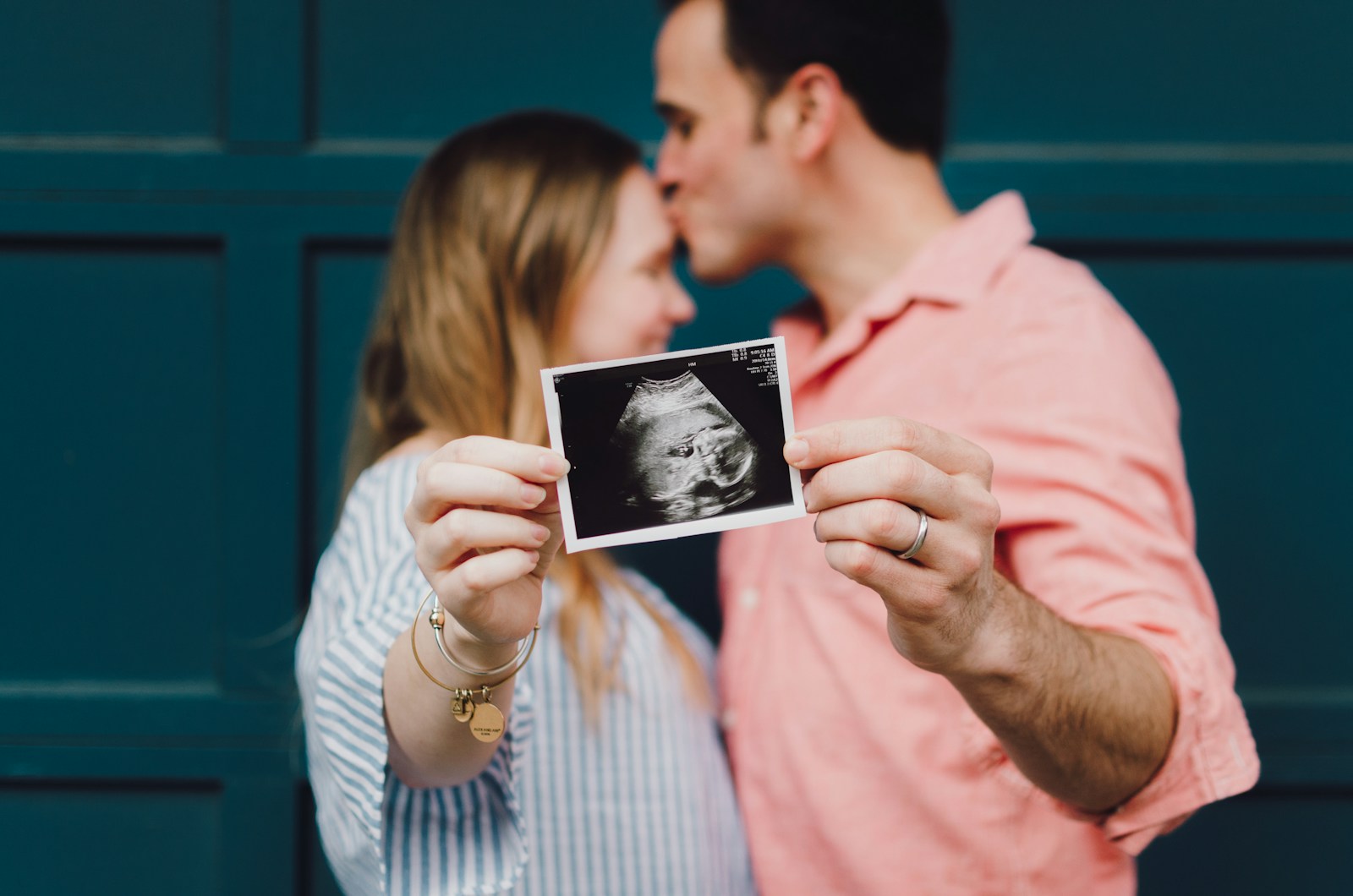 een man en een vrouw die een foto van een echo vasthouden